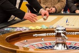 Pengguna mengakses platform hiburan sports dan casino melalui perangkat ponsel dengan layar aman dan nyaman